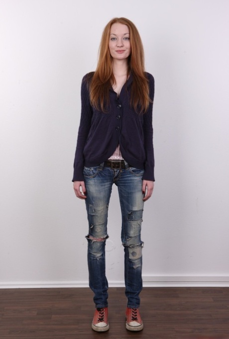 Natural redhead Klara doffs ripped jeans and a blazer on way to posing naked 39183576