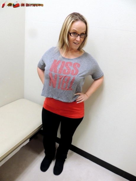 Fat amateur Dee Siren masturbates with a sex toy in a dressing room 99777788