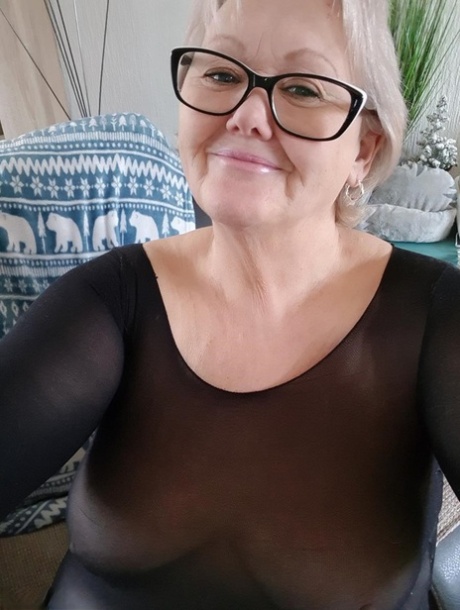 Old SSBBW Val Gasmic dyes her hair red before exposing herself on the beach 32063458