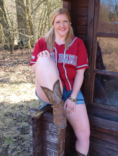 Thick blonde amateur Samantha sucks off a cock outside of a cabin 79036021