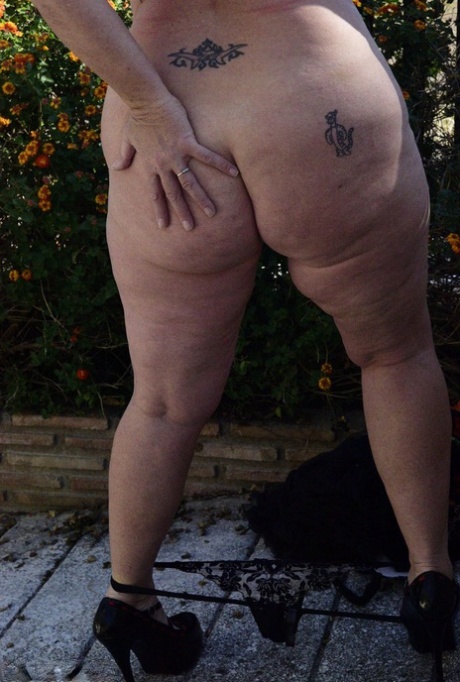 Blonde granny Melody exposes her overweight body in an English garden 52890076