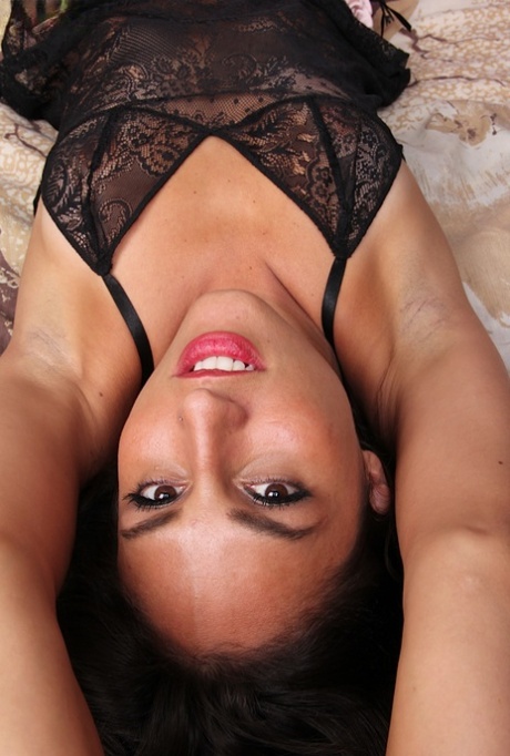 Stunning brunette Veronica Webb demonstrates her amazing pussy 82135909