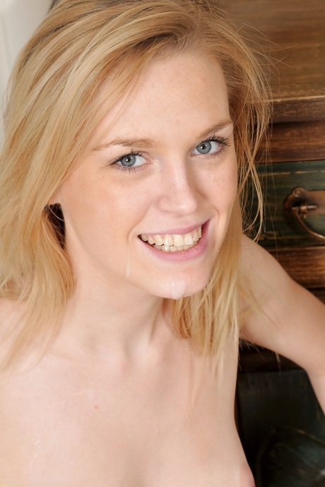 Amateur blonde Amanda Bryant squats to give her lover perfect deepthroating 33989631